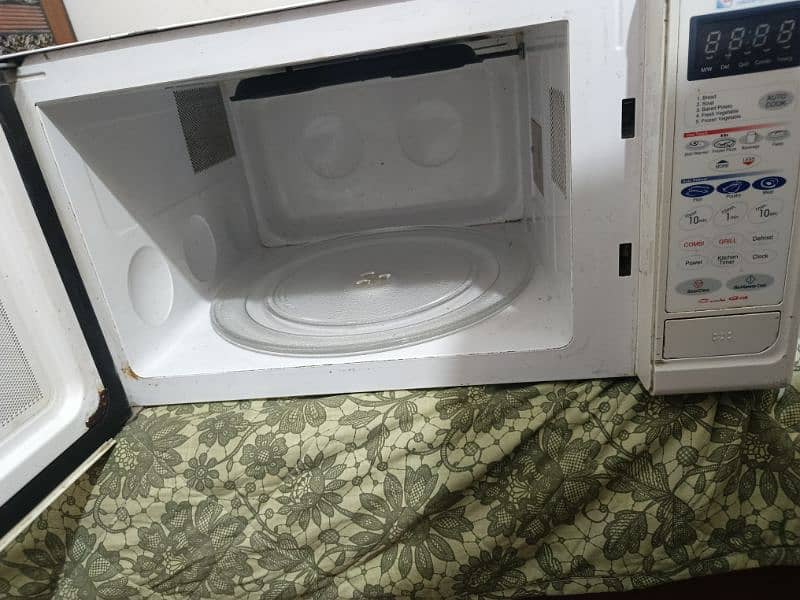 Dawlance Microwave in Working condition with Multiple Functions 1