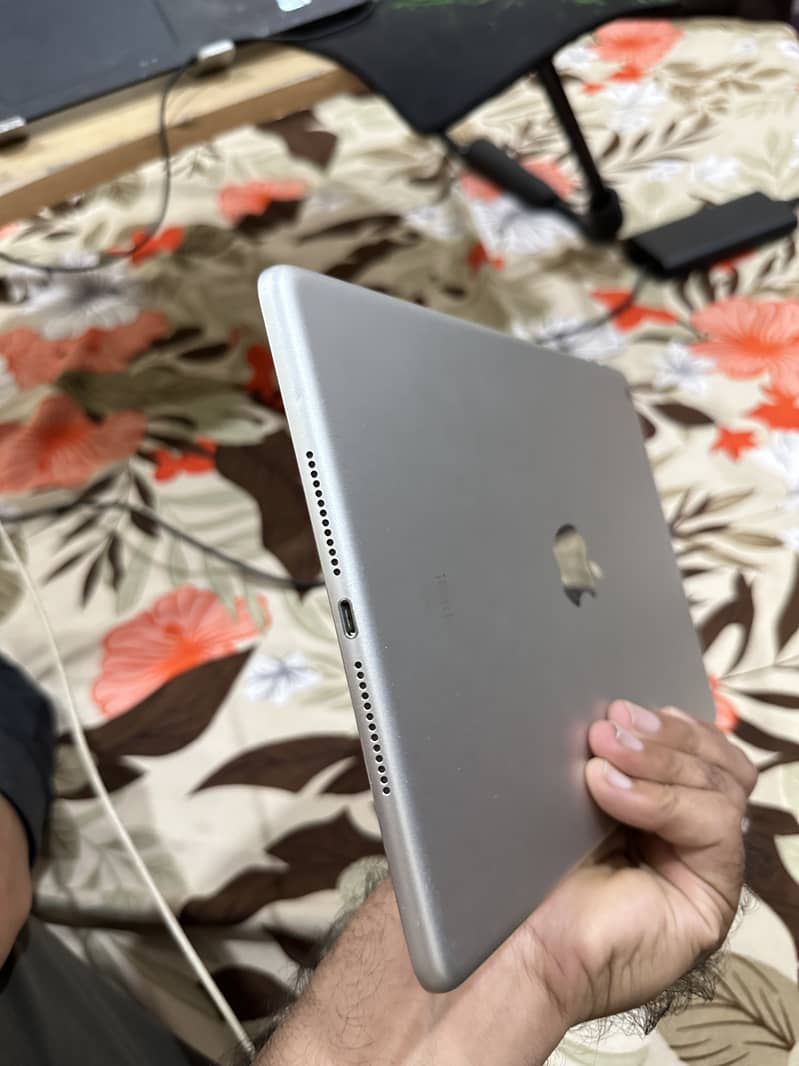 Ipad 6th Genration 32GB 9