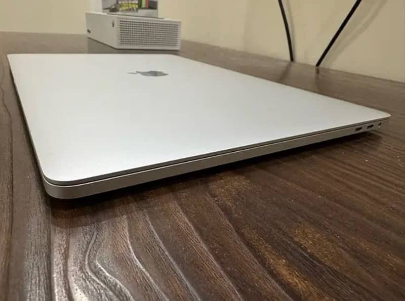 MacBook Pro 2017 - 15 Inch Silver 1