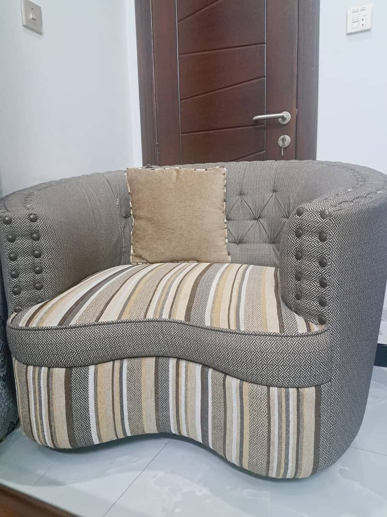 6 seater sofa set for sale in brand new condition. 3