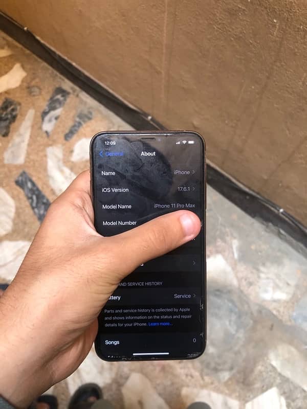 urgent for sale iPhone 11 Pro Max 4