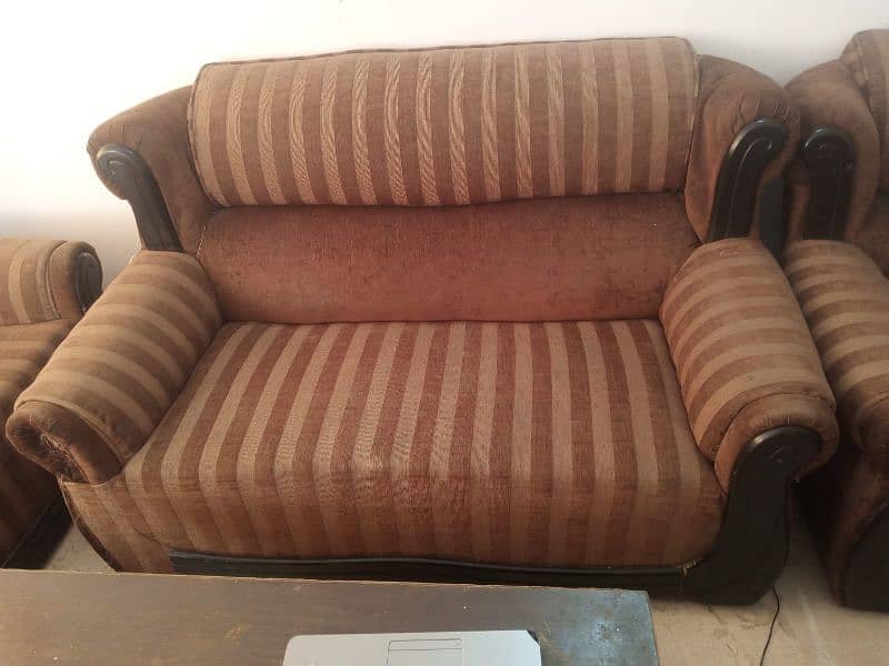 7 Seater Sofa With Table In good Condition 0