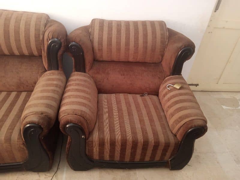 7 Seater Sofa With Table In good Condition 1