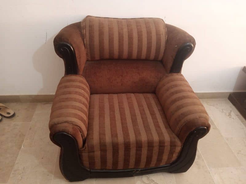 7 Seater Sofa With Table In good Condition 2