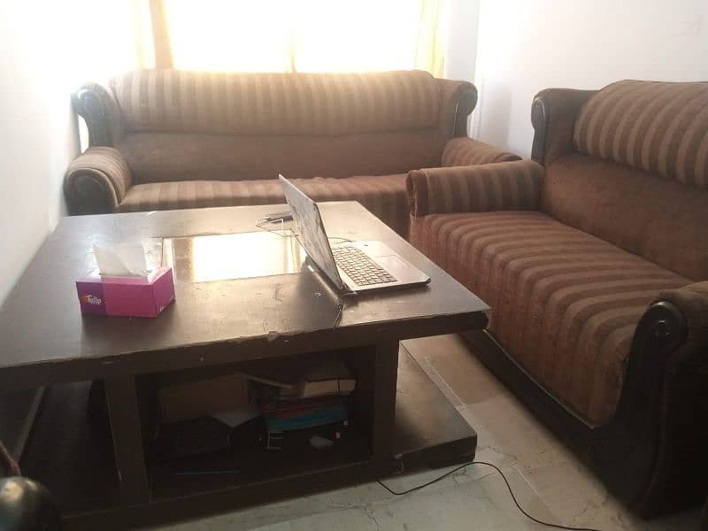 7 Seater Sofa With Table In good Condition 3