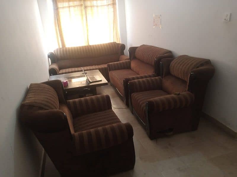 7 Seater Sofa With Table In good Condition 4