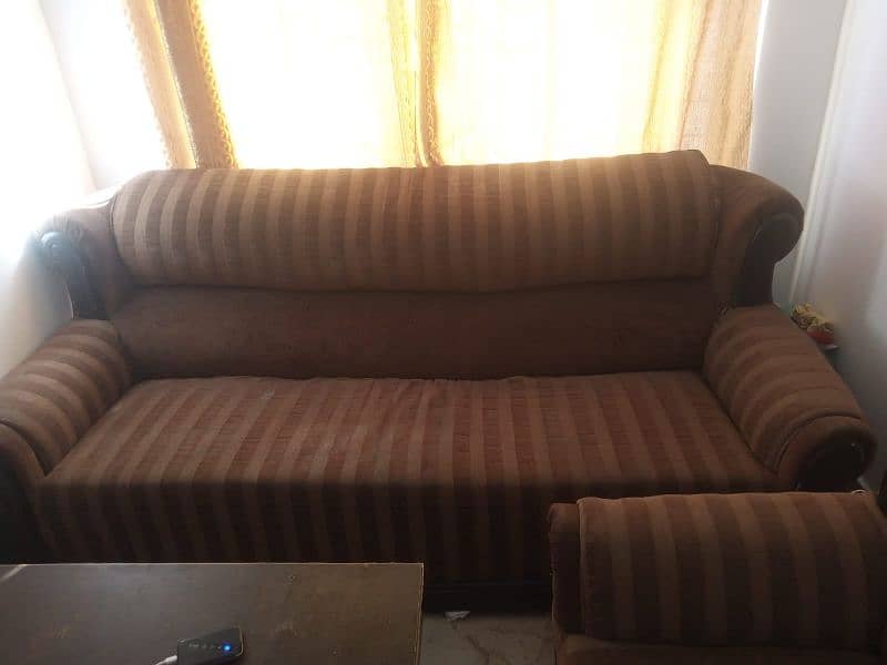 7 Seater Sofa With Table In good Condition 6