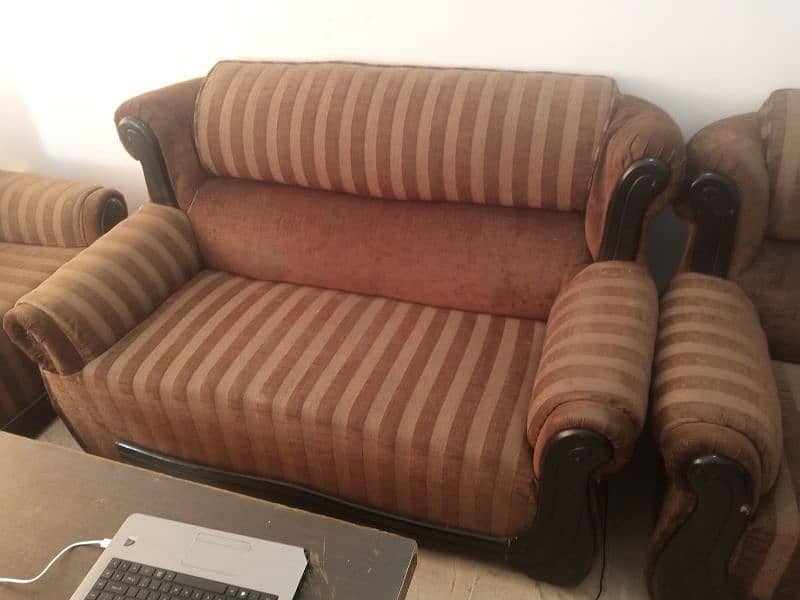 7 Seater Sofa With Table In good Condition 7