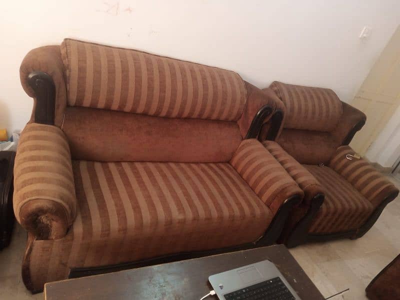 7 Seater Sofa With Table In good Condition 8