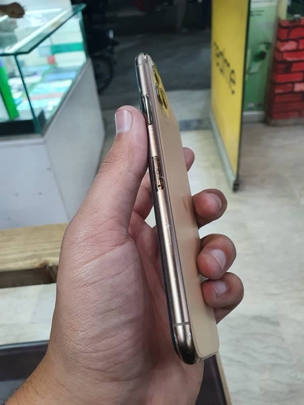 i phone 11 pro max PTA 4