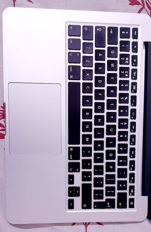 MacBook Pro core i5 2.4 13inch Retina. 4