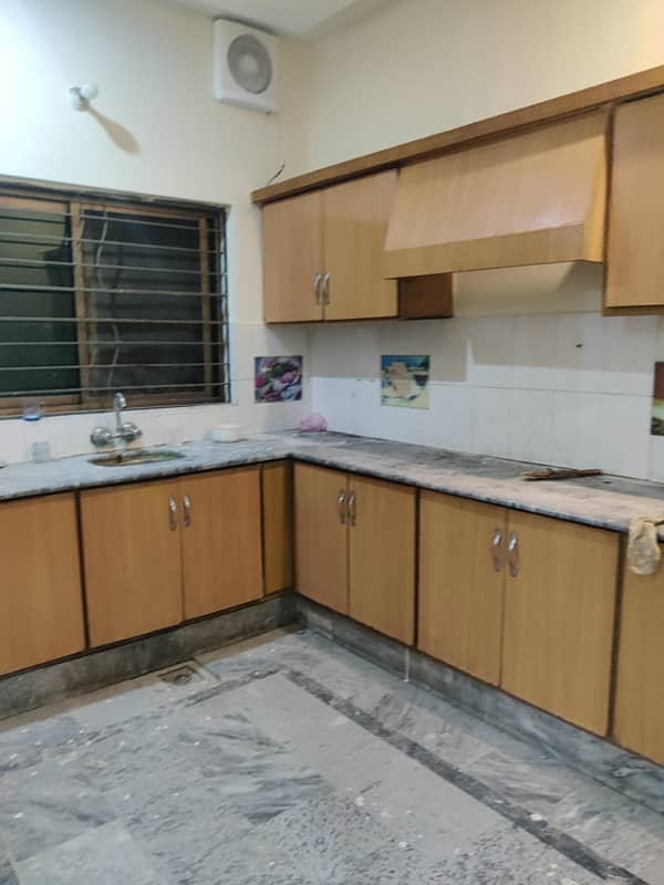 IQBAL TOWN 10 MARLA UPPER PORTION URGENT FOR RENT IN PRIME LOCATION 4