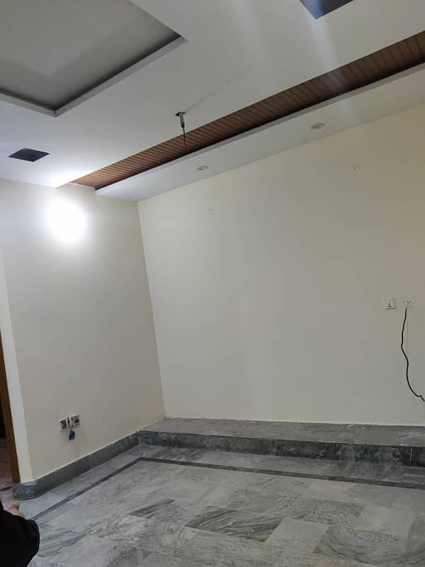 IQBAL TOWN 10 MARLA UPPER PORTION URGENT FOR RENT IN PRIME LOCATION 5