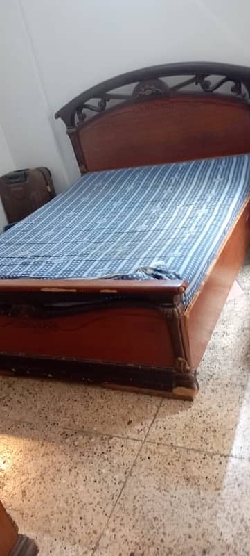 Double Bed, Three Doors Almari & Mirror Stand 3