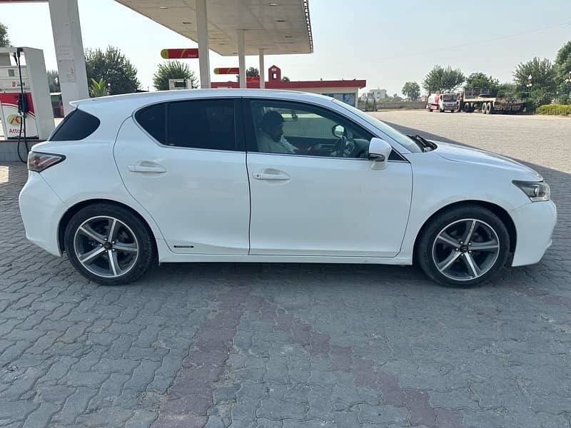 Lexus CT200h 2011 9