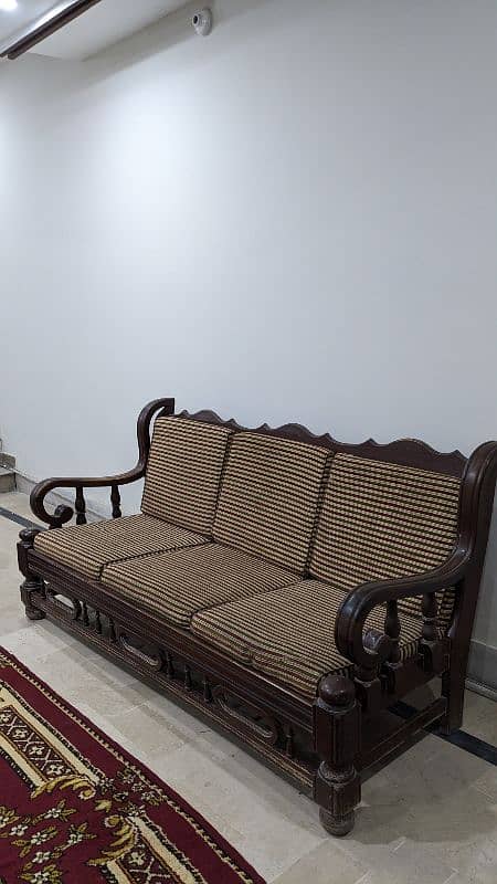 5 SEATER WOODEN TEXTURED SOFA SET with cushions. 1