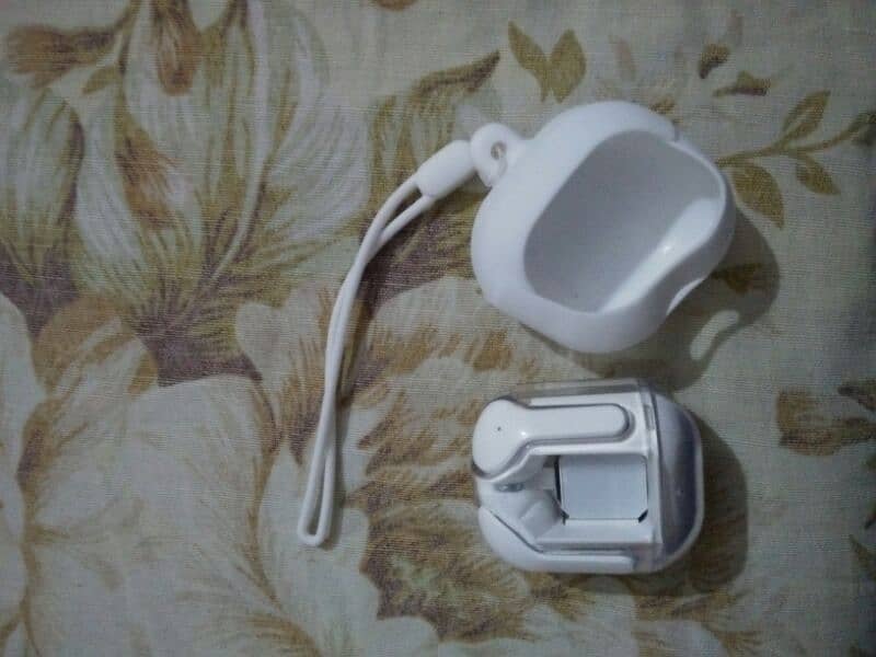 Brand New Earbuds (Air31) 1