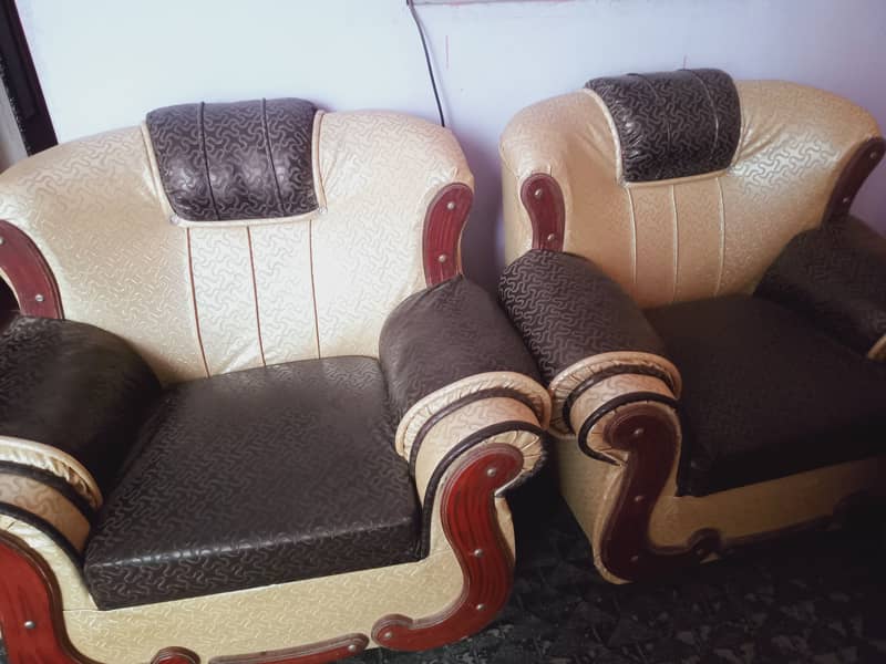 Few months used 7,seater Lshape ,sofa set excellent condition 2