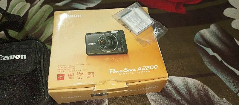 digital camera canon A2200 1