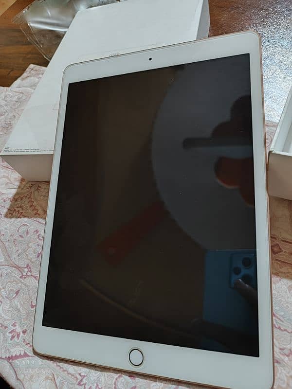 ipad 7th Gen 32 Gb 10/10 with Box charger 1