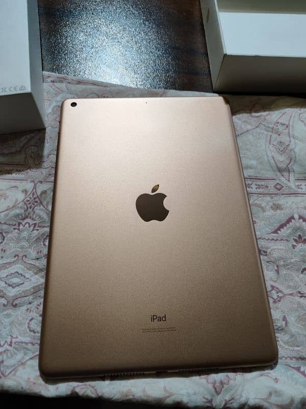 ipad 7th Gen 32 Gb 10/10 with Box charger 3