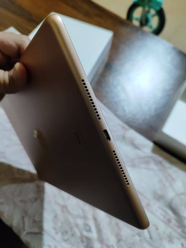 ipad 7th Gen 32 Gb 10/10 with Box charger 7