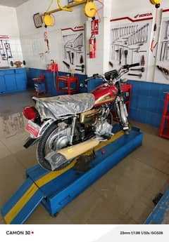 Honda 125 self start golden