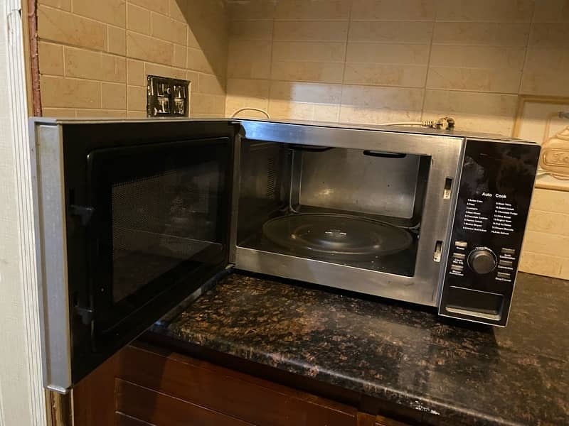 dawlance microwave oven in good condition 2