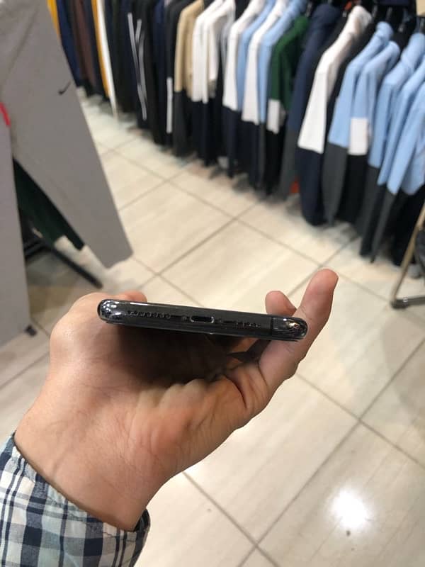 Iphone 11 pro maxx 64gb FU all okay and genuine 3