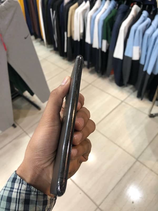 Iphone 11 pro maxx 64gb FU all okay and genuine 4