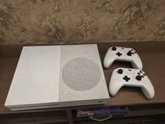 white XBOX ONE S with 2 controllers 1TB UK VERSION