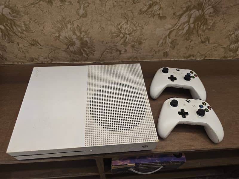 white XBOX ONE S with 2 controllers 1TB UK VERSION 0