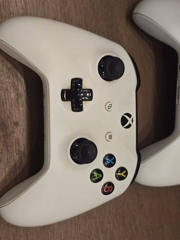 white XBOX ONE S with 2 controllers 1TB UK VERSION 8