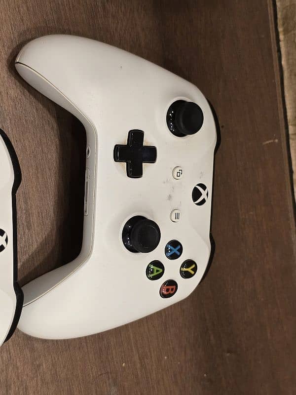 white XBOX ONE S with 2 controllers 1TB UK VERSION 9