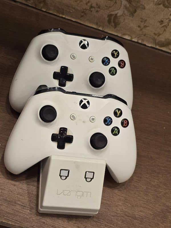 white XBOX ONE S with 2 controllers 1TB UK VERSION 11