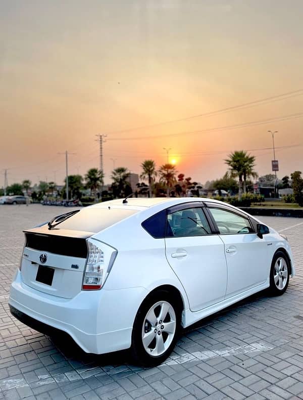 Toyota Prius 2011 1