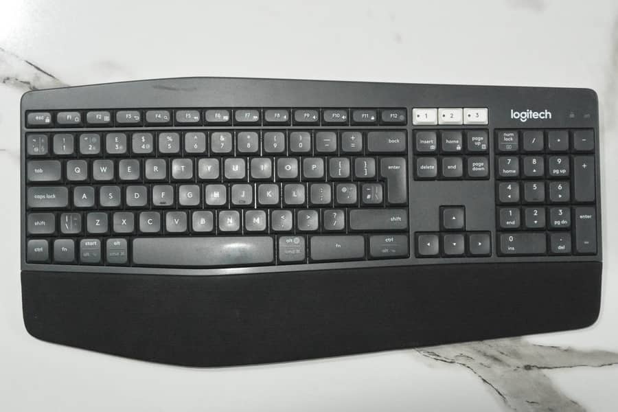 Logitech MK850 Multi-Device Wireless Keyboard & Mouse Combo 1