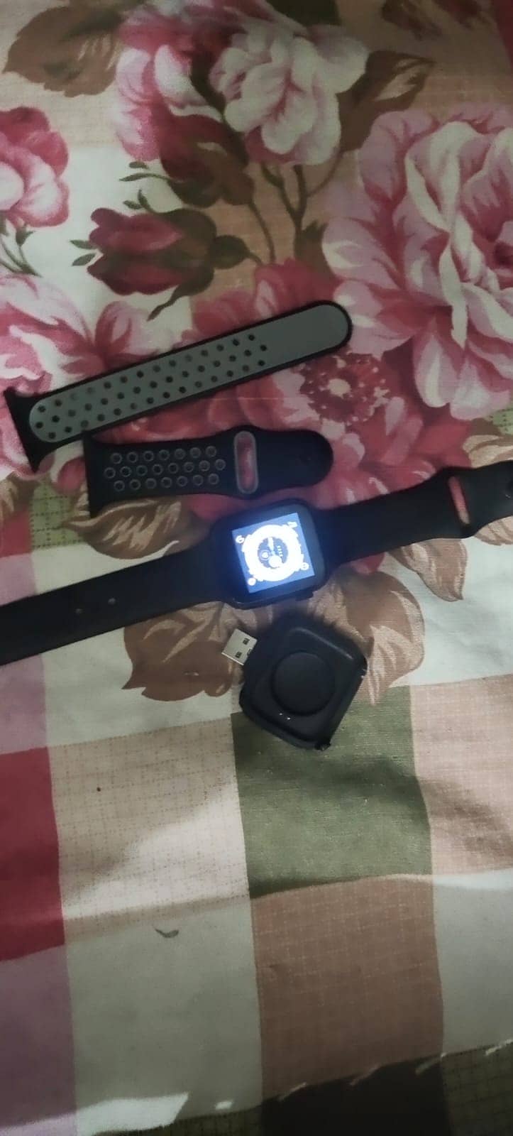 Blutooth Smart Watch With 2 strap Good Condition 0