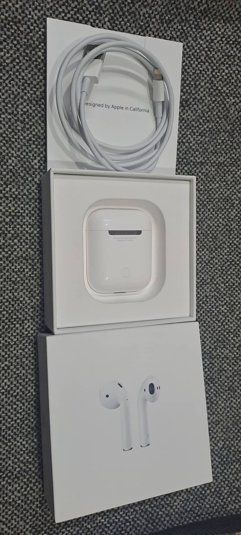 Apple AirPods (2nd Generation) Original, with Charging Case 3