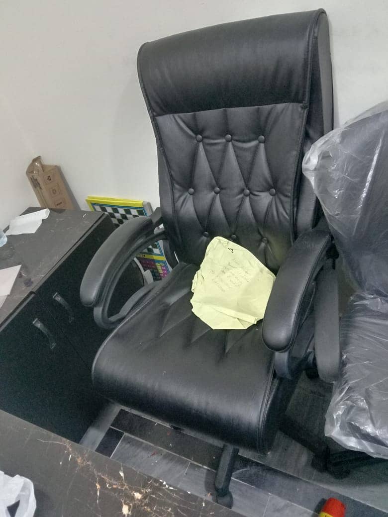 Office chair 6 months used in new condition 0