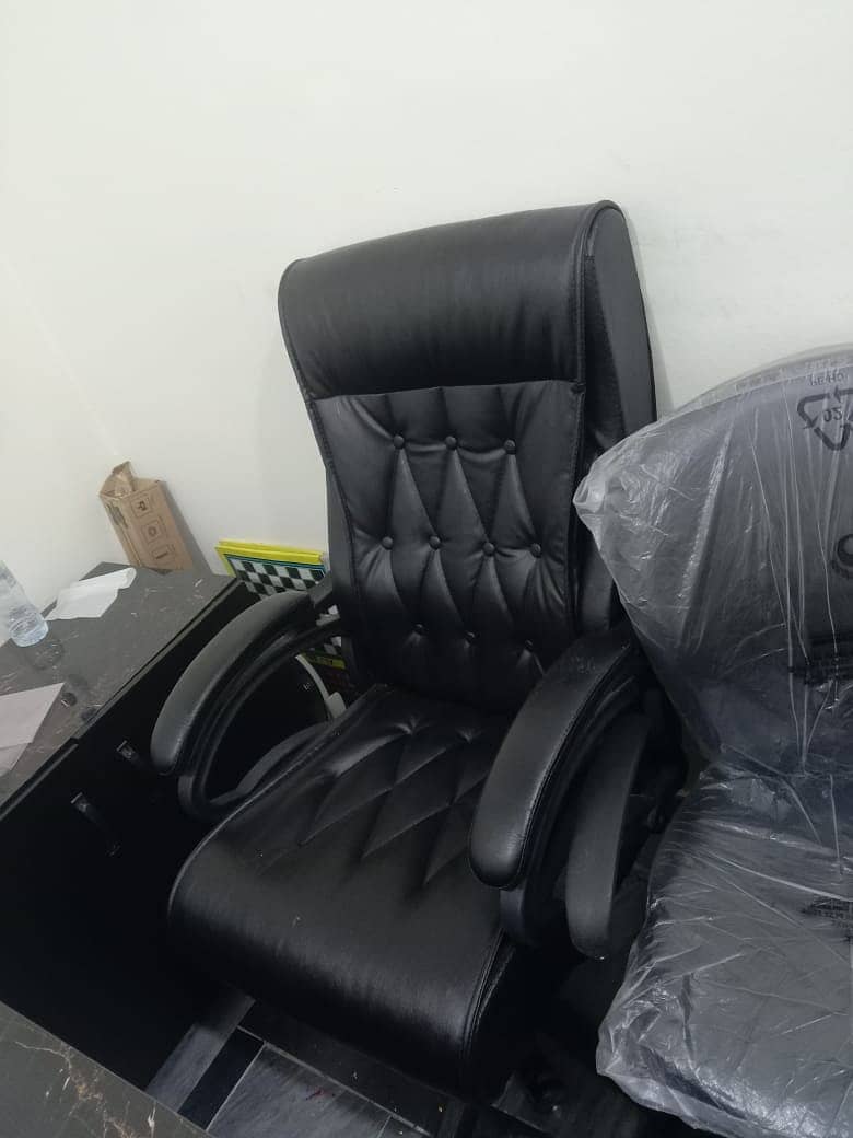 Office chair 6 months used in new condition 1