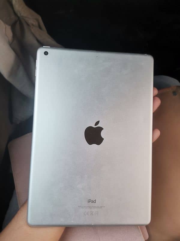 ipad 7th genration 128gb box open condtion 10/10 with cable only 1