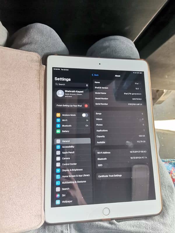 ipad 7th genration 128gb box open condtion 10/10 with cable only 3