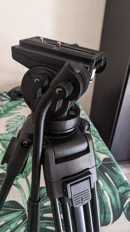 kingjoy tripod VT 2500 used 3 times only 1