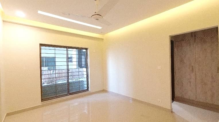 In Askari 11 - Sector D 10 Marla Flat For rent 4