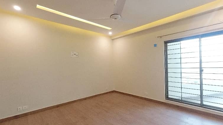 Gorgeous 12 Marla Flat For sale Available In Askari 11 - Sector D 6