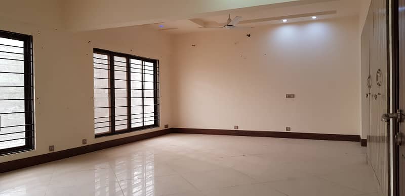 600 Yards 4 Beds Bungalow Having 2 Kitchens, A Big Garage And Beautiful Garden Located In A Prime Neighborhood Opposite Aga Khan Hospital 2