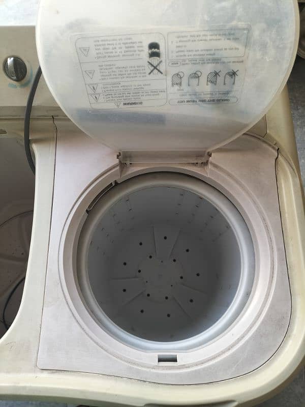 Haier Washing and Dryer 8