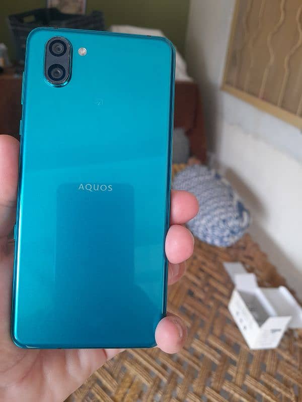 SHARP AQUOS R3 8