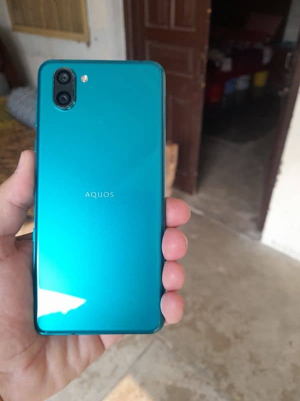 SHARP AQUOS R3 9